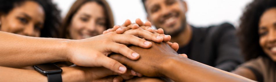 Equipe com as mãos unidas ao centro